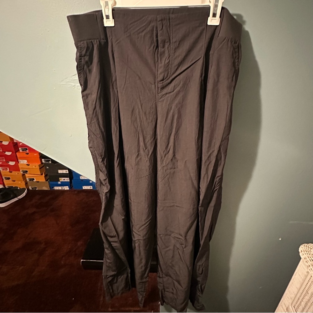 Lightweight Pleated Front Wide Leg Pants
